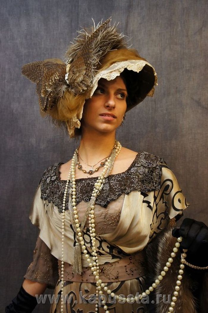 Платье с антикварной отделкой и шляпкой-бабочкой